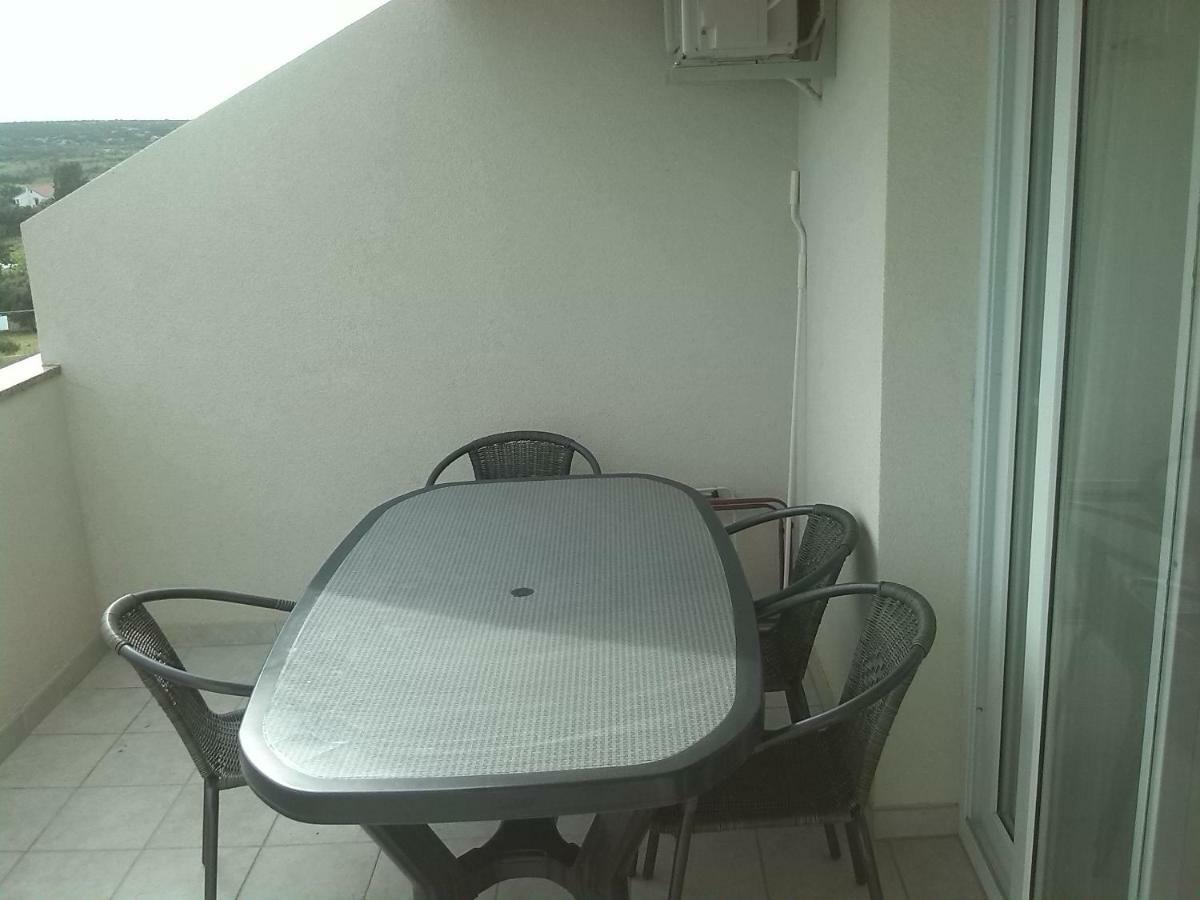 Apartmani Luna Novalja Exterior foto
